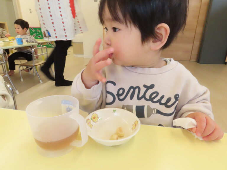 あめ組(2歳児)のおやつ