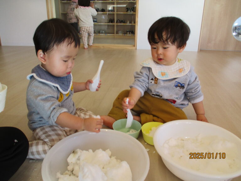 お部屋で雪遊び