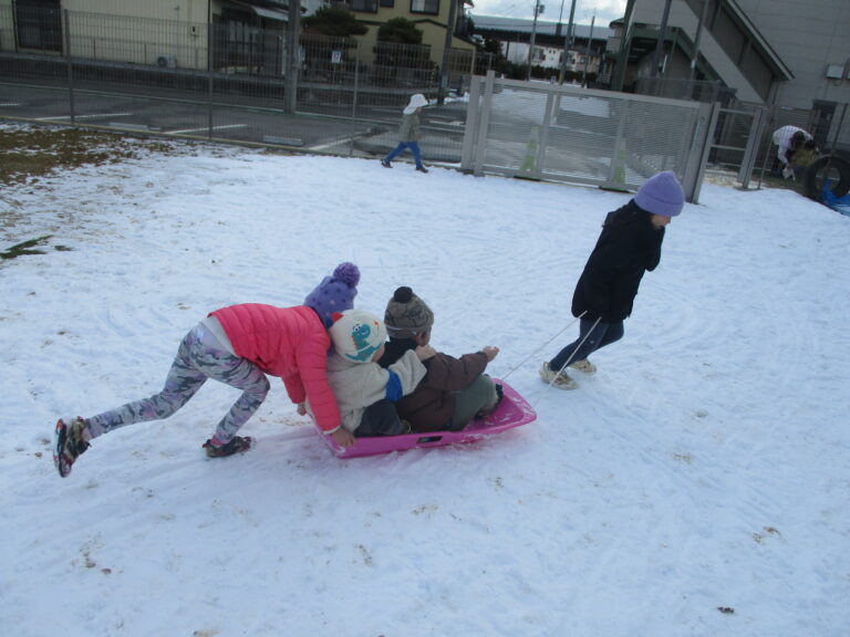 あめ組（2歳児）のそり遊び