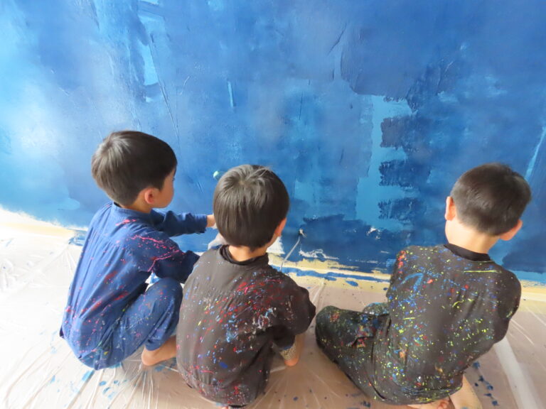 くじら組（5歳児）の壁塗り
