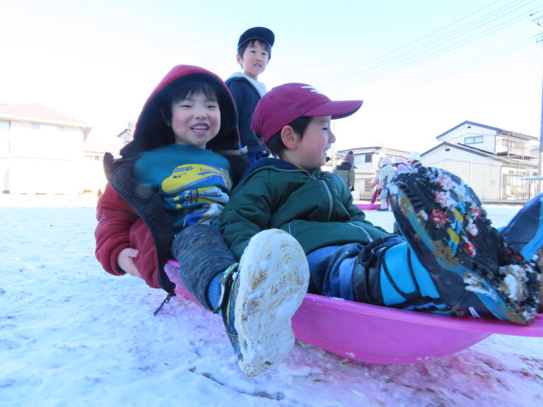 にじ組（3歳児）のそり遊び