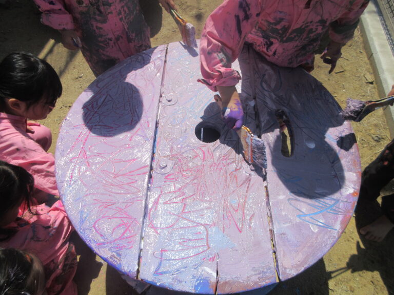 園庭での絵具遊び