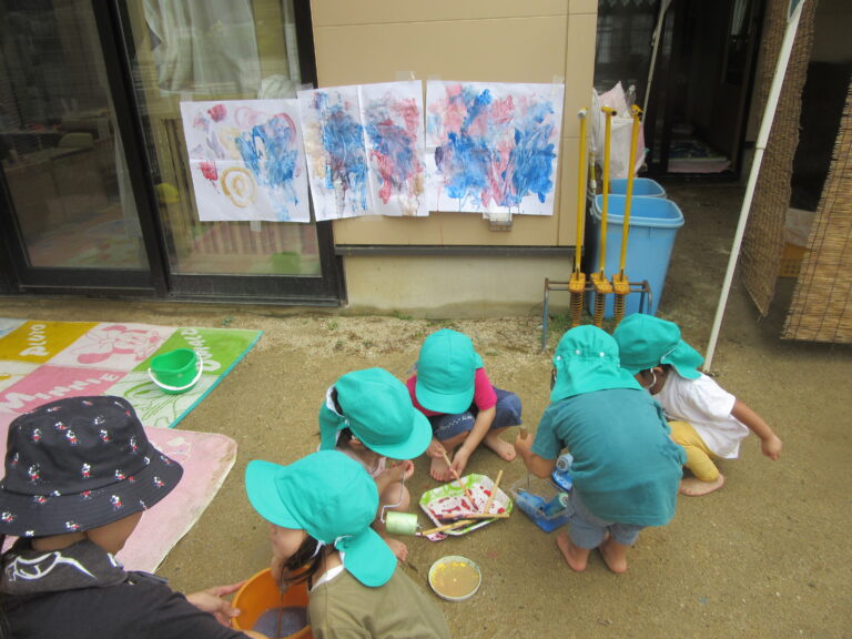 絵の具でたくさん色を塗ったよ!(2歳児)