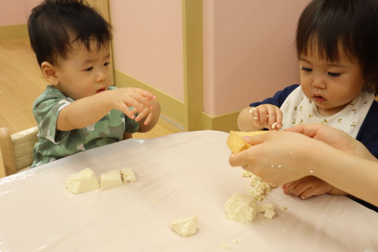 豆腐を使い感触遊び♬(0歳児)