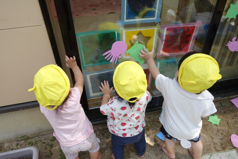 窓にペタペタ（0歳児）