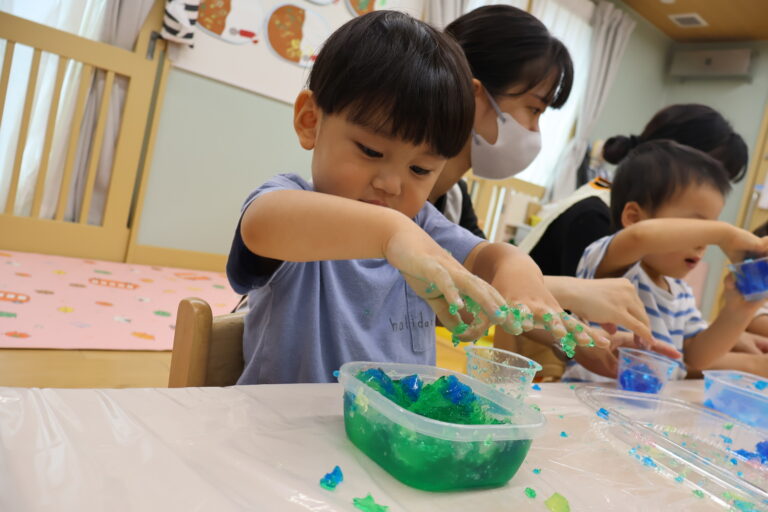 色々な感触遊びをしたよ！（１歳児）