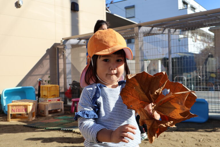 秋の宝物で遊ぼう！（1歳児）