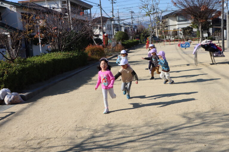 全力のしっぽ取りゲーム（4歳児）