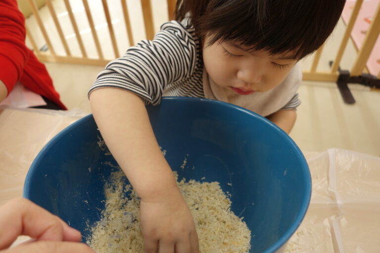 パン粉をこねこね(0歳児)