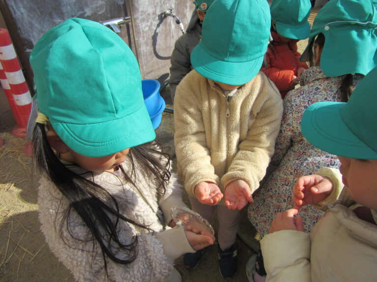 つめた〜い‼️けど、たのしい♪（3歳児）