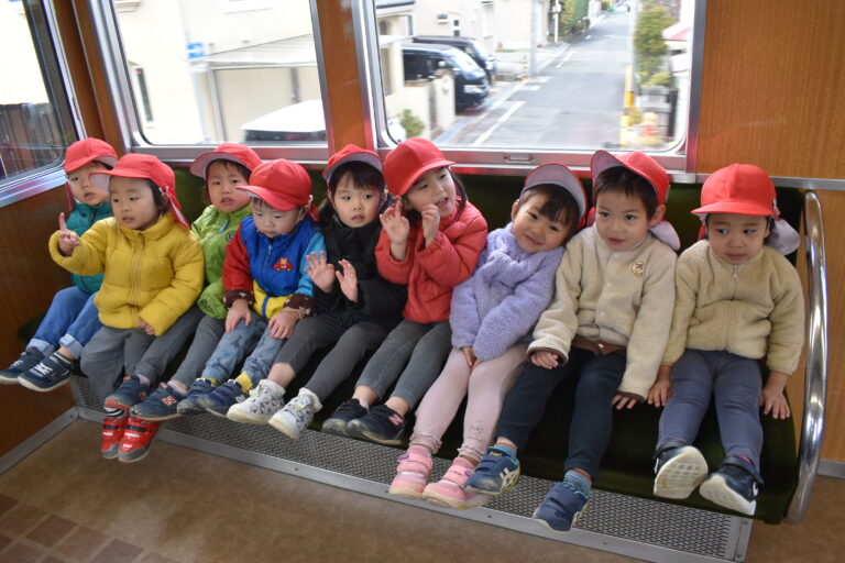 「みんなで電車に乗りたい」②（２歳児）
