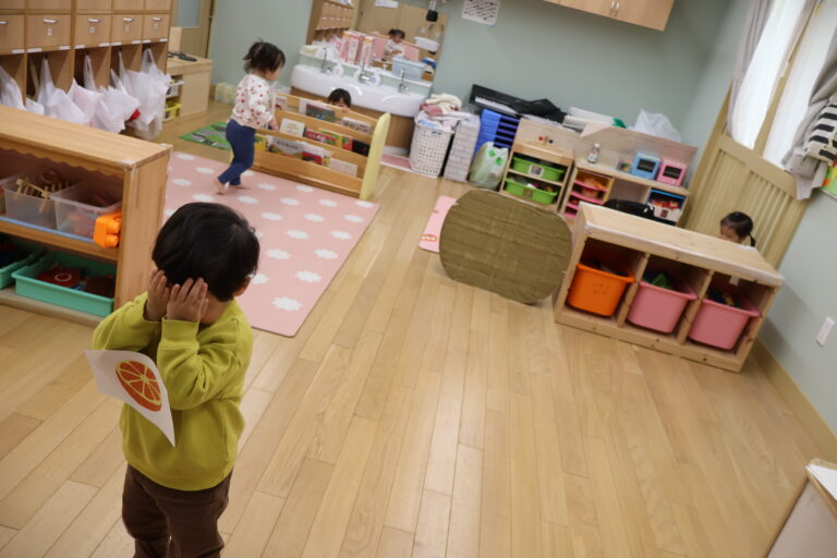 お部屋でかくれんぼ！（１歳児）