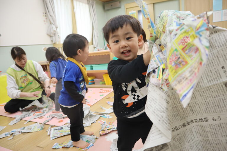 新聞紙をびりびり（1歳児）