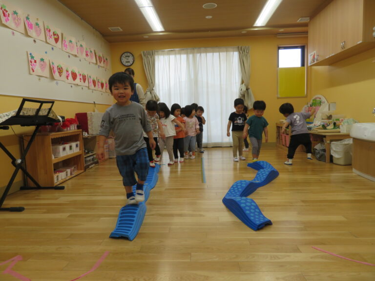 様々な運動器具に挑戦！（３歳児）