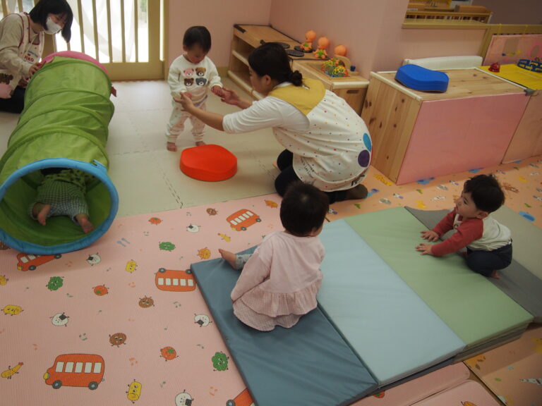 「身体を動かすって楽しいな」（0歳児）