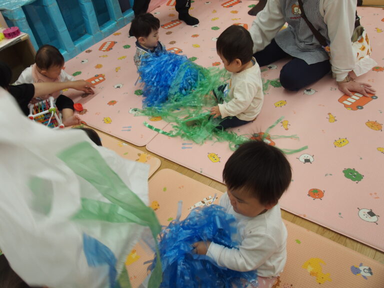 すずらんテープで遊んだよ！（0歳児）