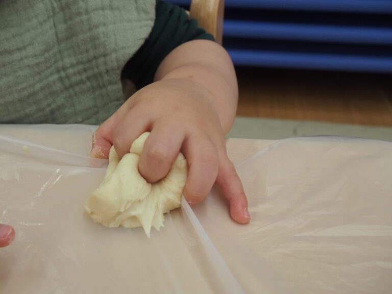 小麦粉粘土を触ってみたよ（0歳児）