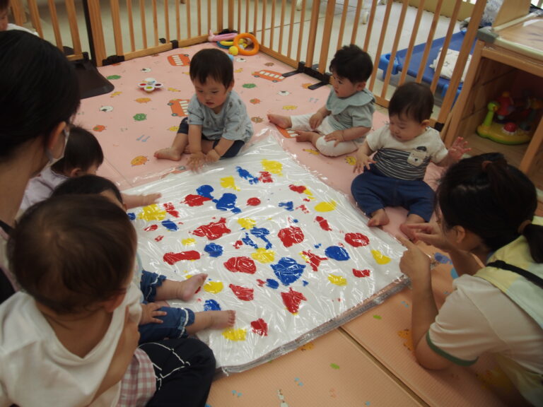 ペタペタ、プチプチ（0歳児）