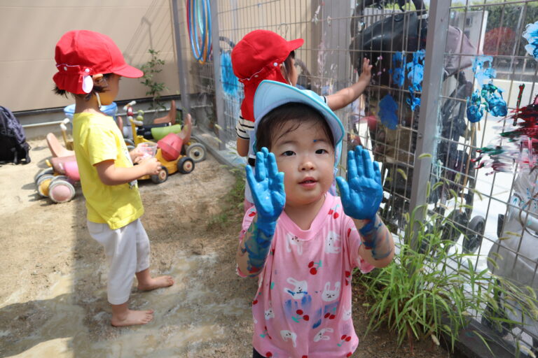 ぬりぬり、ぺたぺた（1歳児）