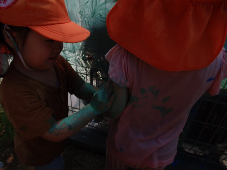 絵の具だらけ！（2歳児）