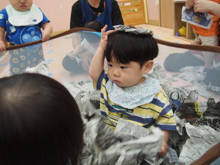 新聞紙って楽しいね（0歳児）