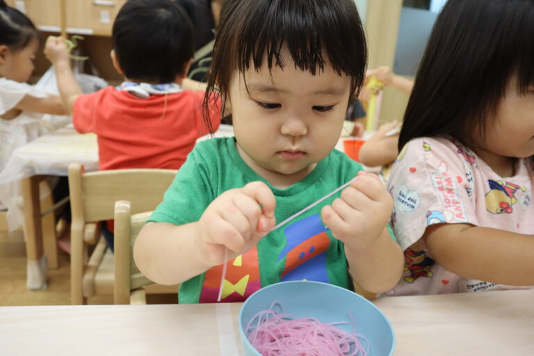感触遊び「春雨」(1歳児)