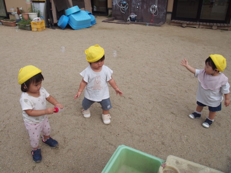 園庭の「楽しい」見つけた（0歳児）