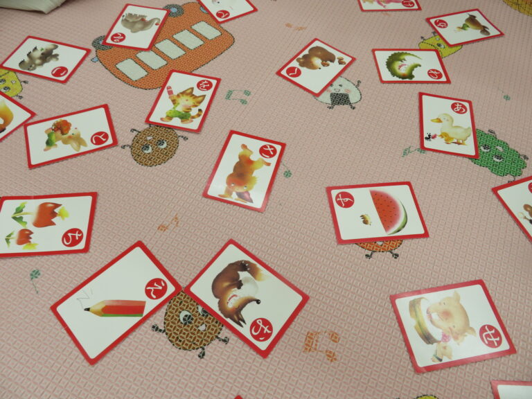 カルタ遊びに挑戦！（３歳児）