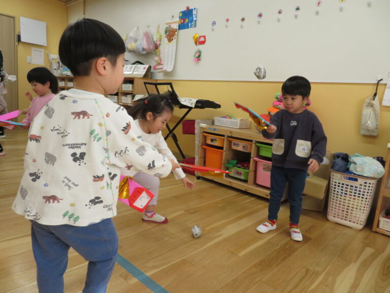 作った羽子板で遊ぼう（３歳児）