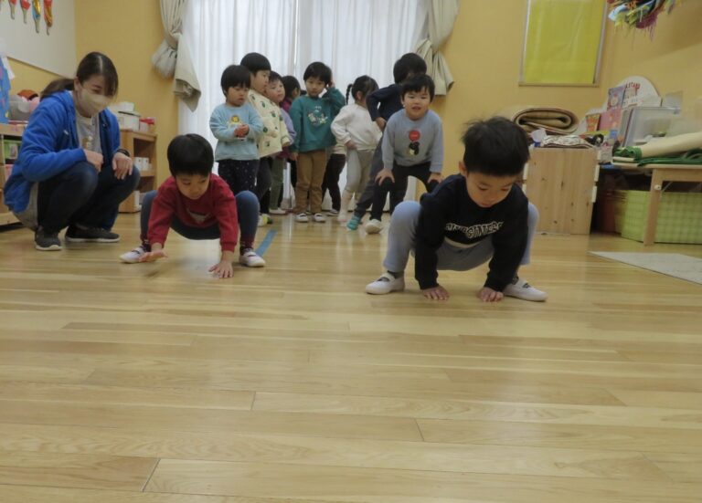 「いつもと違うかえる跳びって？」（３歳児）