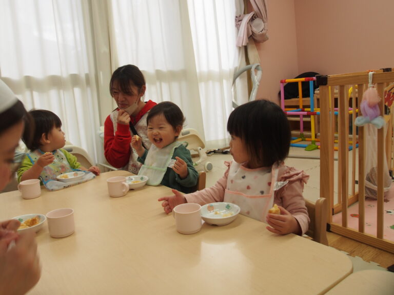 絞り出しクッキーに挑戦！（0歳児）