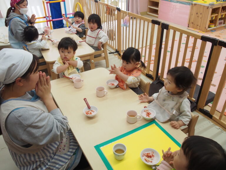 入れて、混ぜて、乗せて🍓(0歳児)