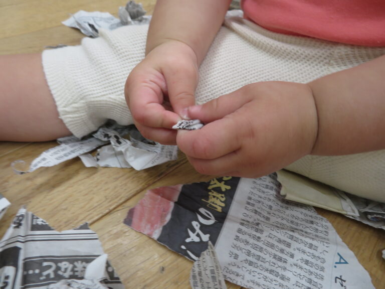 ちぎって、まるめて、ぽーん！（１歳児）