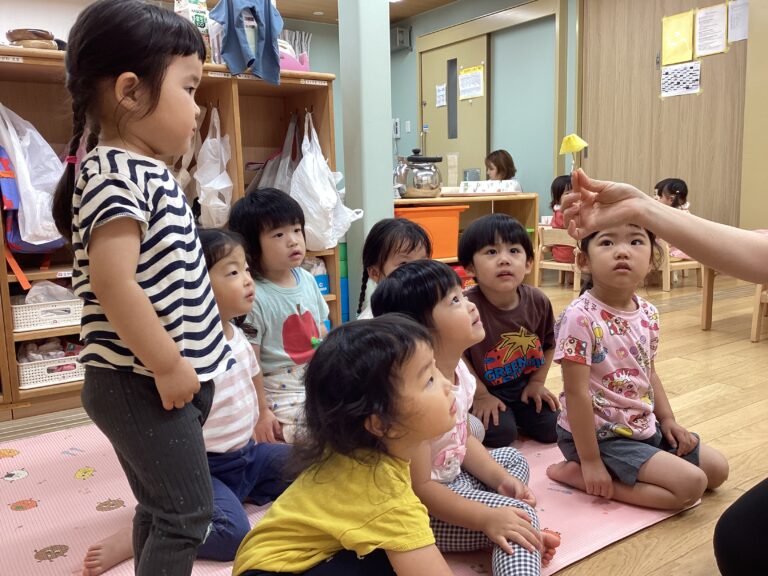 氷絵の具に大興奮！（2歳児）