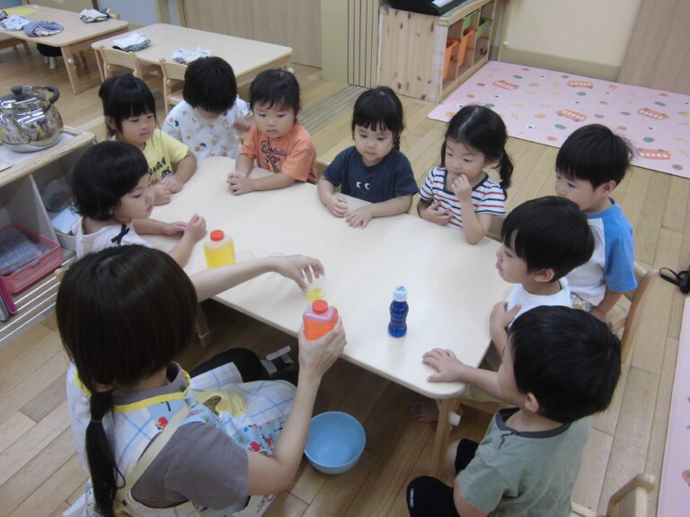 ぷるぷるゼリーがカチカチに変身！（2歳児）