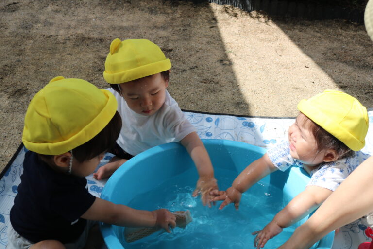 水遊び楽しかったね♬(０歳児)